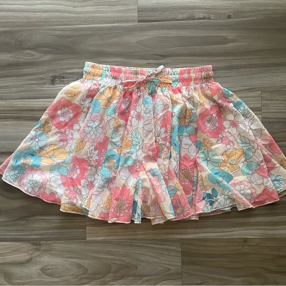 NWOT Pink Lily Floral Skort